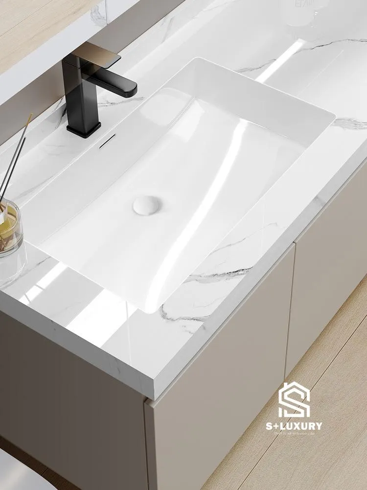 Cận cảnh bề mặt đá nung kết tràn viền chống trầy xước và vòi lavabo màu đen mờ của tủ chậu DH-10 Cận cảnh bề mặt đá nung kết tràn viền chống trầy xước và vòi lavabo màu đen mờ của tủ chậu DH-10